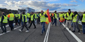 Agricultores y ganaderos protagonizan nuevos cortes en la A-50: «no vamos a rendirnos en la defensa de nuestros derechos»