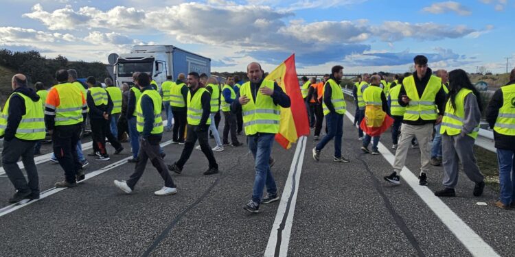 Agricultores y ganaderos protagonizan nuevos cortes en la A-50: «no vamos a rendirnos en la defensa de nuestros derechos»