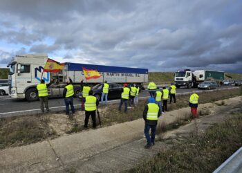 Agricultores y ganaderos cortan de nuevo la autovía A-50 en Peñaranda en medio de un importante despliegue de Guardia Civil