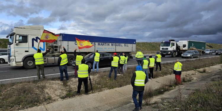Agricultores y ganaderos cortan de nuevo la autovía A-50 en Peñaranda en medio de un importante despliegue de Guardia Civil