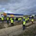 Agricultores y ganaderos cortan de nuevo la autovía A-50 en Peñaranda en medio de un importante despliegue de Guardia Civil