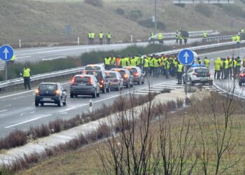 La autovía A-50 cortada a la altura de Peñaranda en dirección Ávila: siguen las enérgicas protestas del sector Primario
