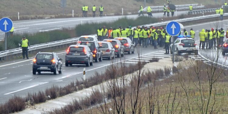 La autovía A-50 cortada a la altura de Peñaranda en dirección Ávila: siguen las enérgicas protestas del sector Primario