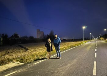 Peñaranda estrena la esperada iluminación en el renovado acceso al polígono industrial El Inestal desde la carretera de Macotera