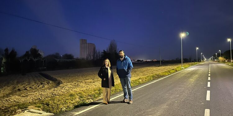 Peñaranda estrena la esperada iluminación en el renovado acceso al polígono industrial El Inestal desde la carretera de Macotera