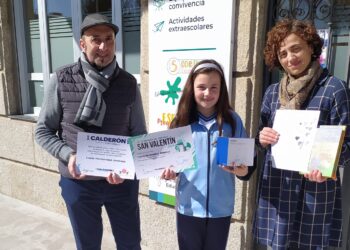 Lucía Hernández y Sara García reciben los premios del concurso de San Valentín organizado por Los Álamos en Peñaranda