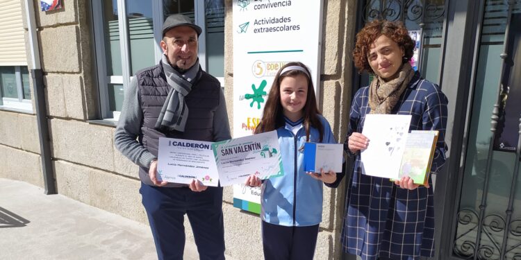 Lucía Hernández y Sara García reciben los premios del concurso de San Valentín organizado por Los Álamos en Peñaranda