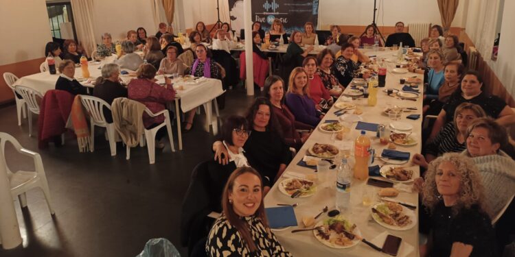 Las mujeres de Aldeaseca de la Frontera cierran el mes de las águedas con una nueva y animada cena de confraternidad
