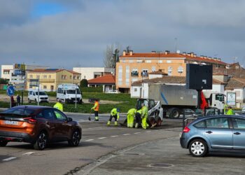 Peñaranda resuelve el «chaperón» del asfalto deteriorado en el cruce de la avenida de Salamanca con la carretera de Alba