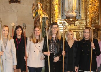 Las mayordomas de Santa Águeda en Babilafuente reciben las varas en la iglesia para celebrar una gran fiesta este domingo