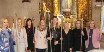 Las mayordomas de Santa Águeda en Babilafuente reciben las varas en la iglesia para celebrar una gran fiesta este domingo