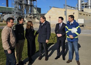 Carbayo visita la planta de biocarburantes de Babilafuente y la pone como «ejemplo de generación de oportunidades»