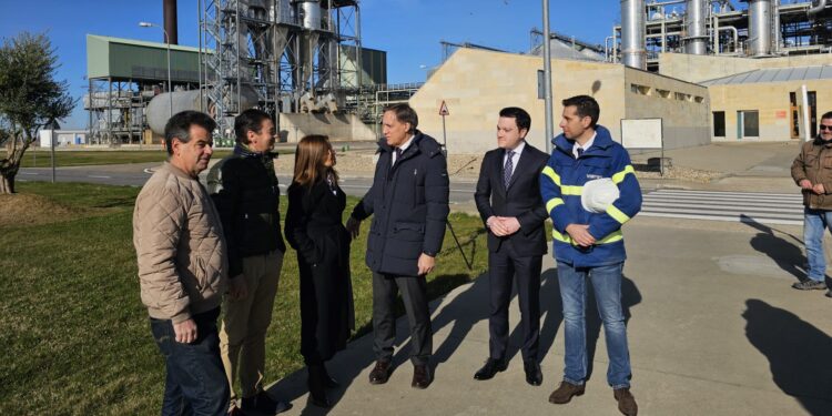 Carbayo visita la planta de biocarburantes de Babilafuente y la pone como «ejemplo de generación de oportunidades»