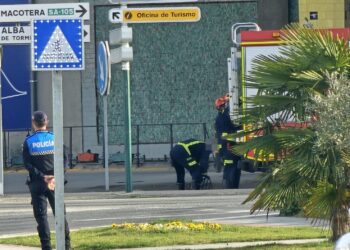 Bomberos y Policía Local intervienen en Peñaranda tras un vertido de purines en el cruce de la carretera de Alba de Tormes