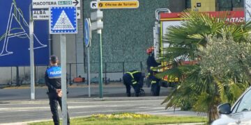 Bomberos y Policía Local intervienen en Peñaranda tras un vertido de purines en el cruce de la carretera de Alba de Tormes