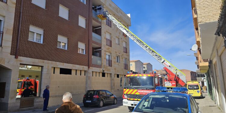 Bomberos, Policía Local y la ambulancia del Sacyl atienden en Peñaranda a una mujer que había sufrido una caída en su casa