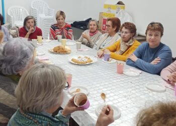 Las águedas de Cantaracillo inician su fiesta con una animada merienda y tertulia vespertina en la biblioteca municipal