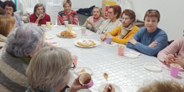 Las águedas de Cantaracillo inician su fiesta con una animada merienda y tertulia vespertina en la biblioteca municipal