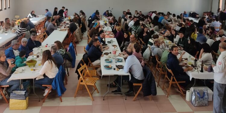 Pasión Taurina Babilafuente reúne a 350 comensales en el multiusos para degustar una caldereta de carne de toro de lidia