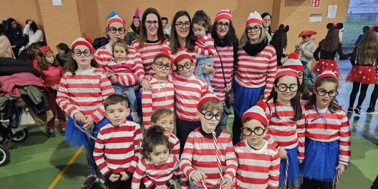 La infancia protagoniza en el pabellón del «Seve» de Peñaranda el primer acto multitudinario del Carnaval 2024 con un baile