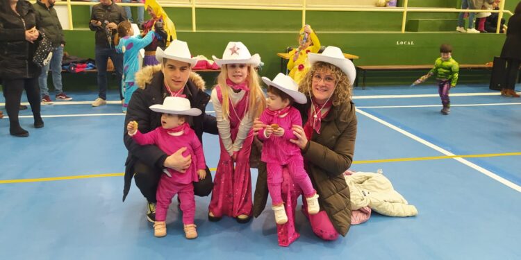 La lluvia desluce el desfile carnavalero en Macotera y obliga al público a refugiarse en el pabellón polideportivo cubierto