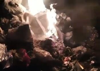 Arde el camión de recogida de basura de Cantalapiedra-Las Villas por las cenizas depositadas en uno de los contenedores