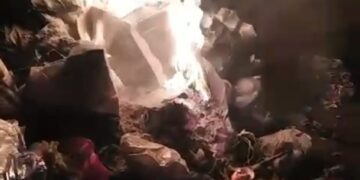 Arde el camión de recogida de basura de Cantalapiedra-Las Villas por las cenizas depositadas en uno de los contenedores