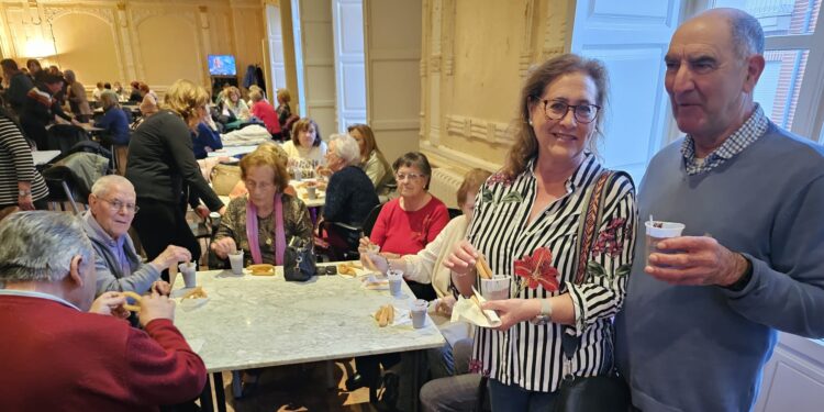 Rotundo éxito de la chocolatada organizada por las águedas en Peñaranda a beneficio de la asociación de Enfermedades Raras