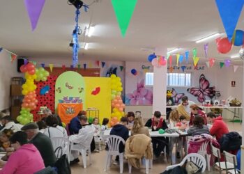 Coca de Alba disfruta de una gran fiesta de disfraces para niños y mayores, una chocolatada y una merienda colaborativa