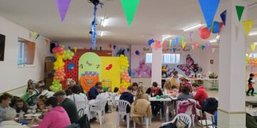 Coca de Alba disfruta de una gran fiesta de disfraces para niños y mayores, una chocolatada y una merienda colaborativa