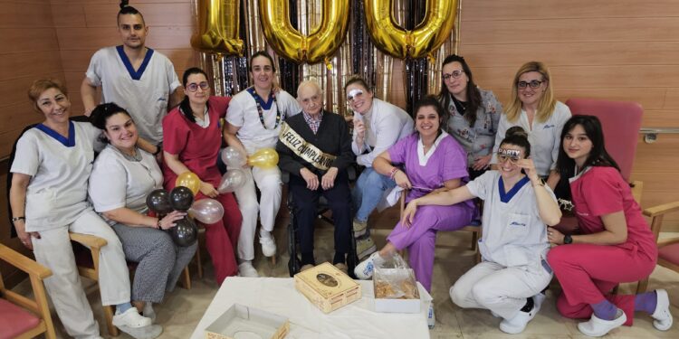 Conrado Sánchez García celebra sus 100 años con una gran fiesta llena de sorpresas en la residencia Albertia Babilafuente
