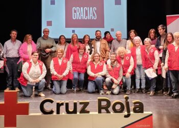 Cruz Roja brinda en Peñaranda un merecido homenaje a sus socios en una emotiva gala «aderezada» con teatro y música