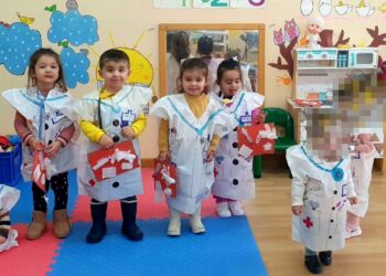 El programa «Crecemos» se viste de Carnaval en Macotera con los alumnos disfrazados de médicos de distintas especialidades
