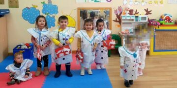 El programa «Crecemos» se viste de Carnaval en Macotera con los alumnos disfrazados de médicos de distintas especialidades