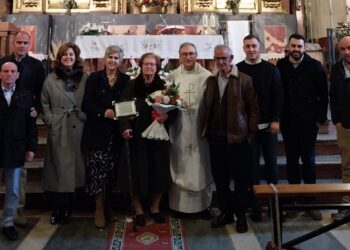 Engracia Lozano recibe un emotivo y merecido reconocimiento en Palaciosrubios por su dedicación a la iglesia de la localidad