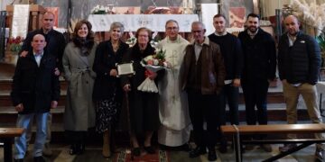 Engracia Lozano recibe un emotivo y merecido reconocimiento en Palaciosrubios por su dedicación a la iglesia de la localidad