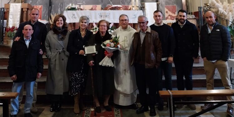 Engracia Lozano recibe un emotivo y merecido reconocimiento en Palaciosrubios por su dedicación a la iglesia de la localidad