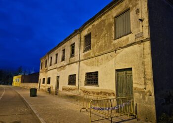 Acordonan una parte del Paseo de la Estación en Peñaranda por los últimos desprendimientos en un edificio en ruinas