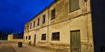 Acordonan una parte del Paseo de la Estación en Peñaranda por los últimos desprendimientos en un edificio en ruinas