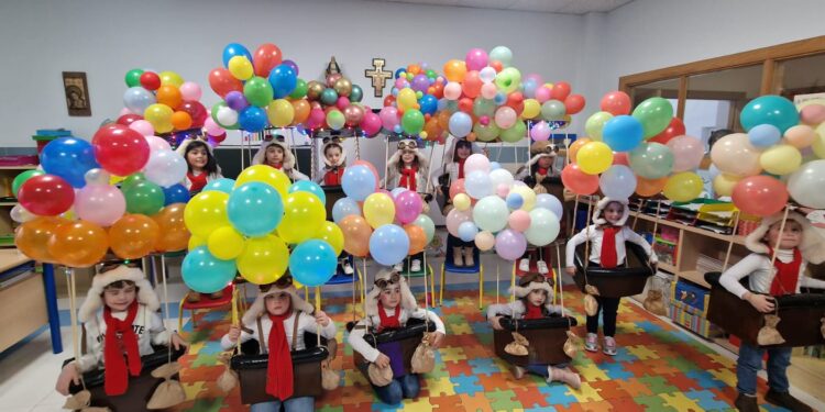 El Festival Misionero del colegio La Encarnación logra un gran éxito en una tarde con música, talleres, desfiles y premios