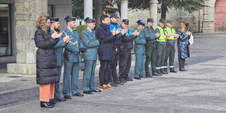Aplausos y vivas a la Guardia Civil en Peñaranda y varios pueblos de la comarca en recuerdo a los agentes fallecidos en Barbate