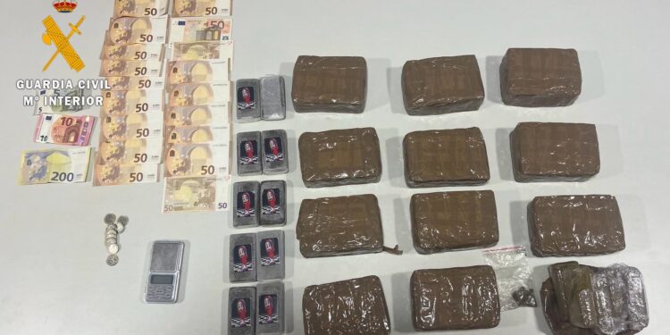 La Guardia Civil detiene a un varón como supuesto autor de un delito de tráfico de sustancias estupefacientes