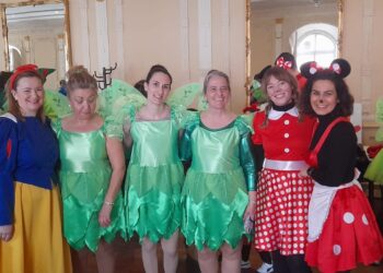 El CEI Gloria Fuertes vive su Carnaval en Peñaranda con desfile por las calles y un animado baile de disfraces en el centro social