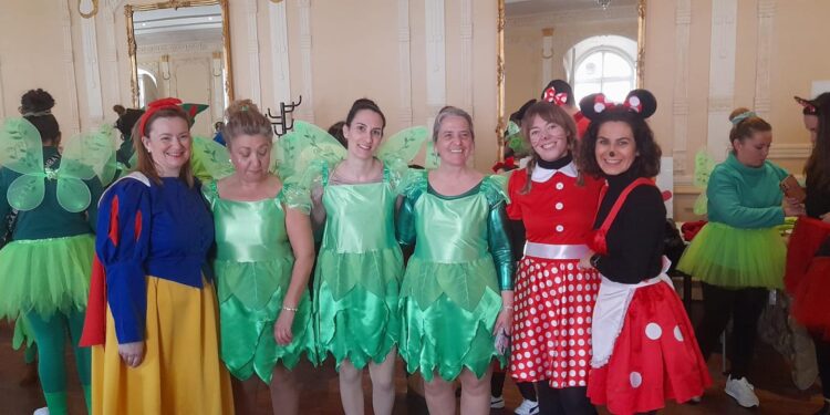 El CEI Gloria Fuertes vive su Carnaval en Peñaranda con desfile por las calles y un animado baile de disfraces en el centro social