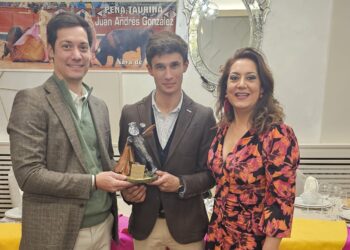 Manuel Diosleguarde recibe el XX premio como triunfador de la feria de Peñaranda otorgado por la peña Juan Andrés González