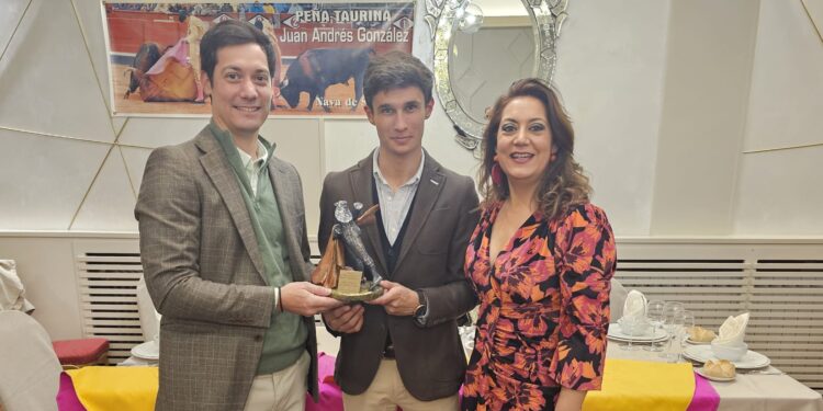 Manuel Diosleguarde recibe el XX premio como triunfador de la feria de Peñaranda otorgado por la peña Juan Andrés González