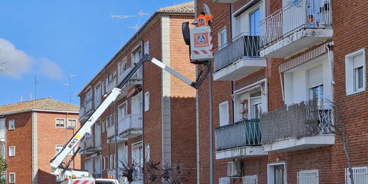 Peñaranda renueva 102 luminarias del alumbrado público y dice adiós a la iluminación anaranjada empleando nuevos focos led