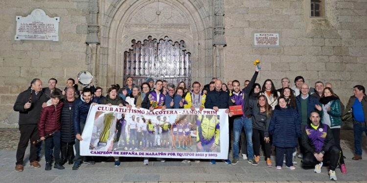Macotera vibra con los Leones del Margañán en su vuelta a la villa tras lograr el bronce en el Campeonato de España de Maratón