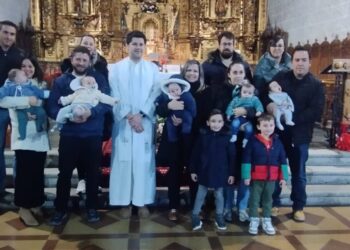Macotera acoge la celebración de fiesta de las Candelas con la presentación de cinco niños y niñas nacidos en el último año
