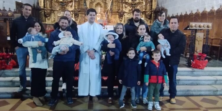 Macotera acoge la celebración de fiesta de las Candelas con la presentación de cinco niños y niñas nacidos en el último año